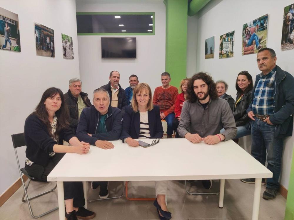 Covadonga Tomé, en el centro, rodeada de otros miembros de la candidatura, en la sede de Podemos en Gijón Covadonga