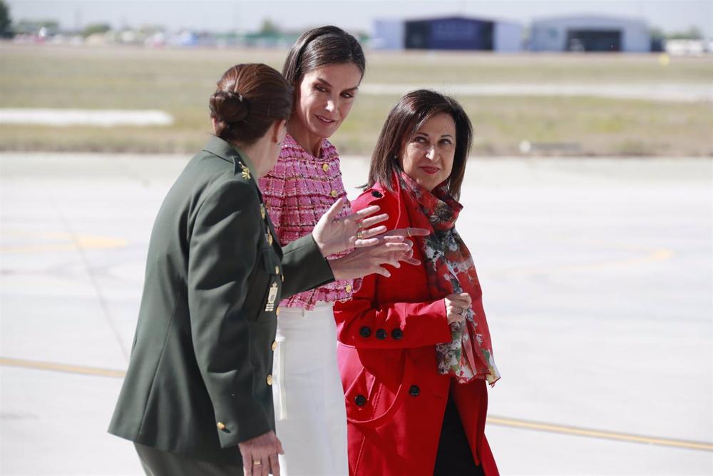 La ministra de Defensa, Margarita Robles, junto a la reina Letizia en el acto del Centenario primera aéreo-evacuación médica en España, en la base de Cuatro Vientos (Madrid) La