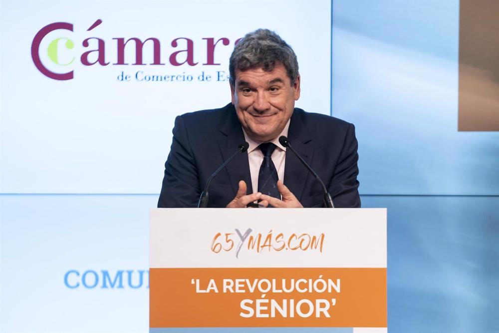 El ministro de Inclusión, Seguridad Social y Migraciones, José Luis Escrivá, interviene en el acto ‘La revolución senior’, en la Cámara de Comercio de España, a 21 de abril de 2023, en Madrid (España). El