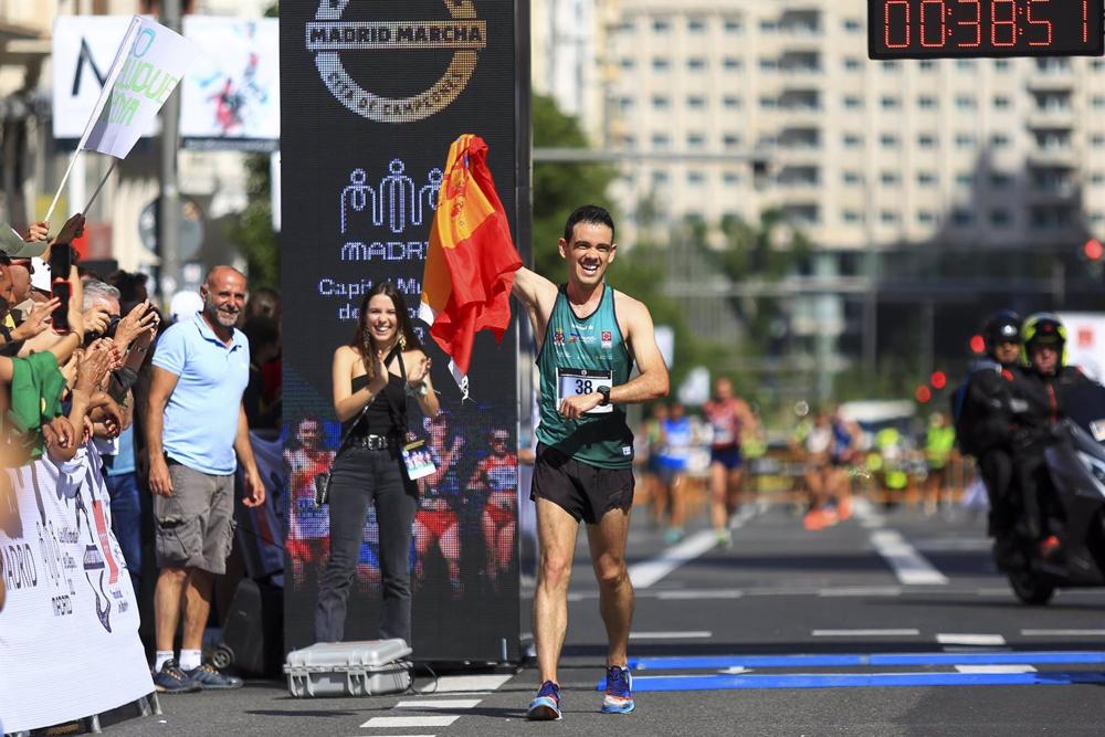 Archivo - El marchador español Diego García Carrera llega a la meta en la primera edición de la prueba atlética Madrid Marcha, disputada en mayo de 2022 por la Gran Vía madrileña. Archivo