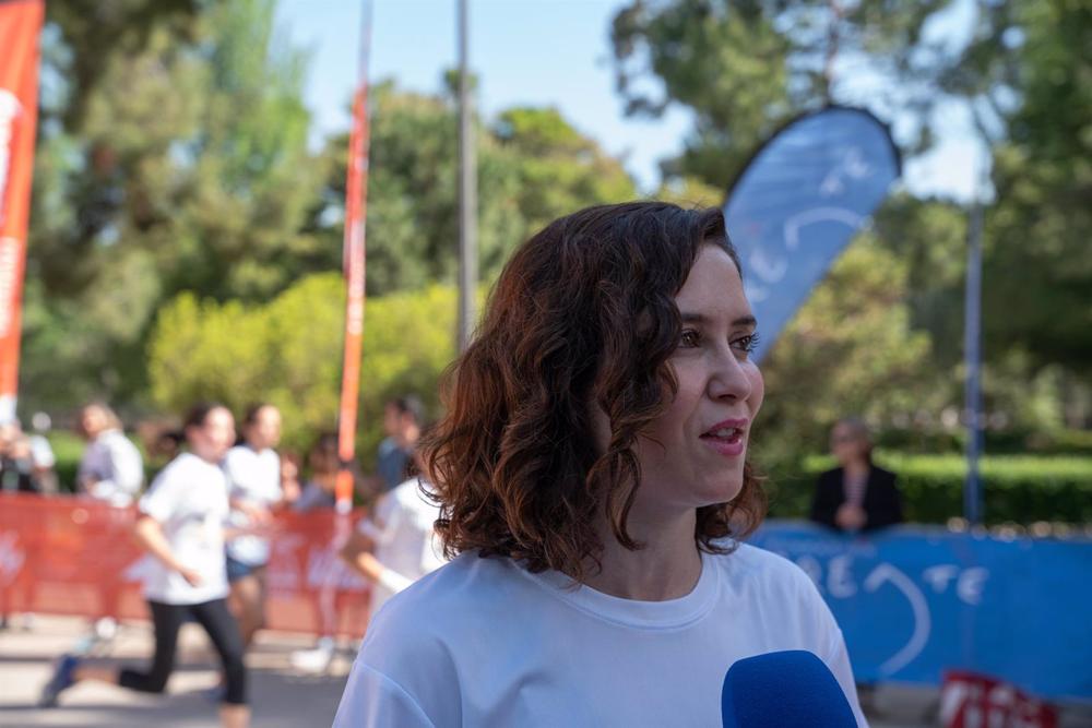 La presidenta de la Comunidad de Madrid, Isabel Díaz Ayuso ofrece declaraciones a los medios durante la MiniMaratón Madrid 2023 La