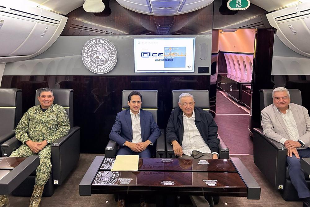 El presidente de México, Andrés Manuel López Obrador, posa junto a otros altos cargos en el avión vendido a Tayikistán El