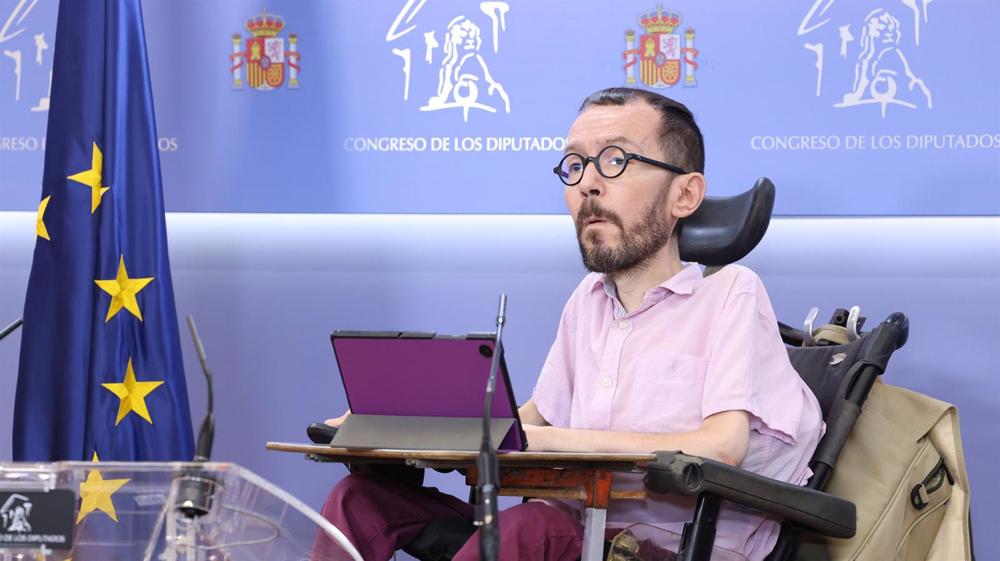 El portavoz de Unidas Podemos en el Congreso, Pablo Echenique, interviene durante una rueda de prensa anterior a la reunión de la Junta de Portavoces, en el Congreso de los Diputados, a 28 de marzo de 2023, en Madrid (España). El