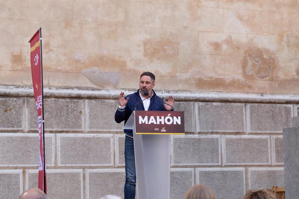 El presidente de Vox, Santiago Abascal, en un acto en la Plaça de la Conquesta de Mahón (Menorca), ante unas 350 personas El