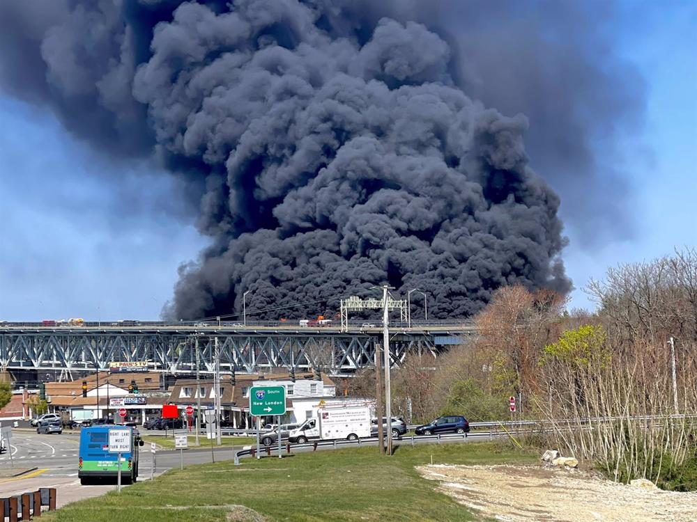 Mindestens ein Toter und zwei Verletzte nach dem Umkippen eines Tanklasters auf einer Brücke in Connecticut, USA