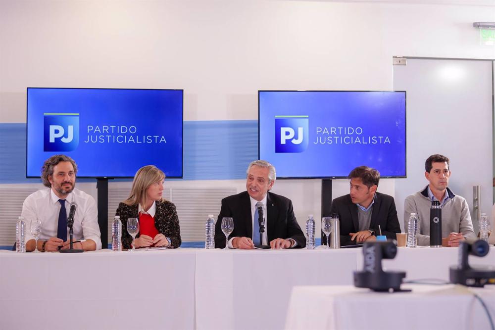 El presidente de Argentina, Alberto Fernández, encabeza una reunion del Partido Justicialista El