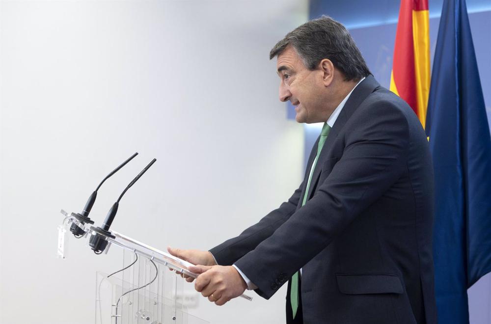 Archivo - El portavoz parlamentario del PNV, Aitor Esteban, durante una rueda de prensa en el Congreso de los Diputados. Archivo