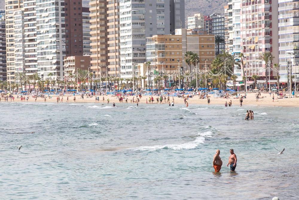 Archivo - Numerosas personas se bañan y toman el sol en la playa de Poniente en Benidorm, Alicante, Comunidad Valenciana (España). Archivo