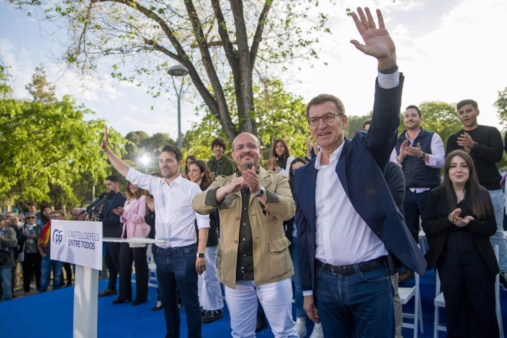 El líder del PP, Alberto Núñez Feijóo, el candidato a la alcaldía de Castelldefels (Barcelona), Manu Reyes, y el presidente del PP de Catalunya, Alejandro Fernández El