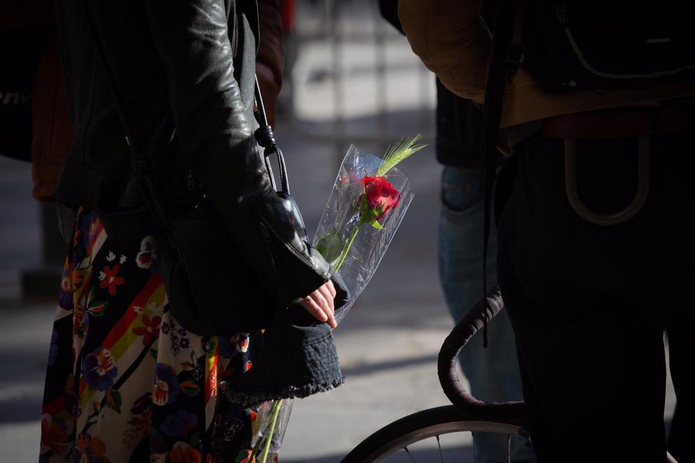 Archivo - Una mujer con una rosa en la Plaza Real de Barcelona en el día de Sant Jordi Archivo