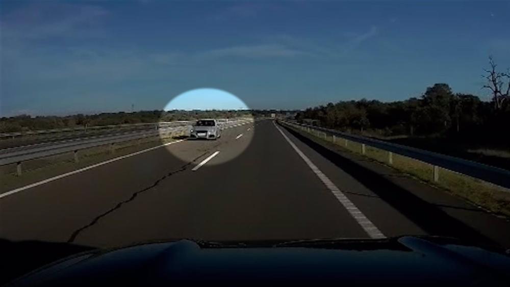 El conductor investigado circula en dirección contraria por la EX-A1 grabado por otro usuario de la vía. El