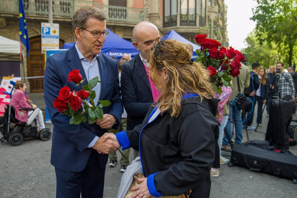 El presidente del PP, Alberto Núñez Feijóo, y el candidato del PP a la Alcaldía de Barcelona, Daniel Sirera, entregan rosas durante la Diada de Sant Jordi El