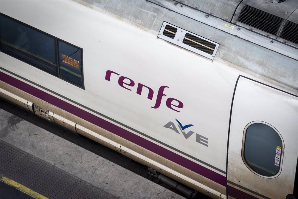Archivo - Un AVE de Renfe estacionado en una de las vías de la estación Puerta de Atocha-Almudena Grandes Archivo