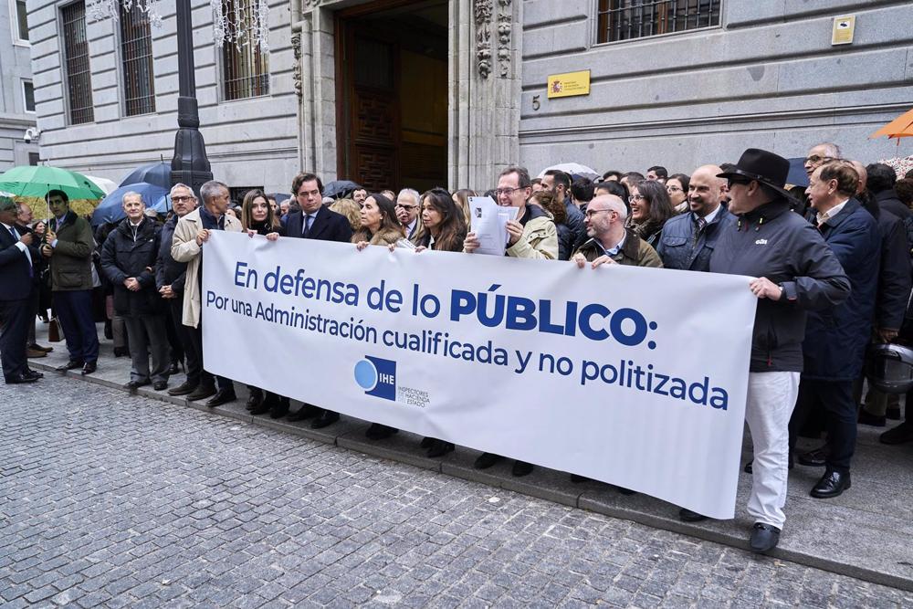 Archivo - Varios inspectores de Hacienda con una pancarta en la que se lee: 'En defensa de los público', durante una manifestación ante la puerta del Ministerio de Hacienda y Función Pública, a 14 de diciembre de 2022, en Madrid. Archivo