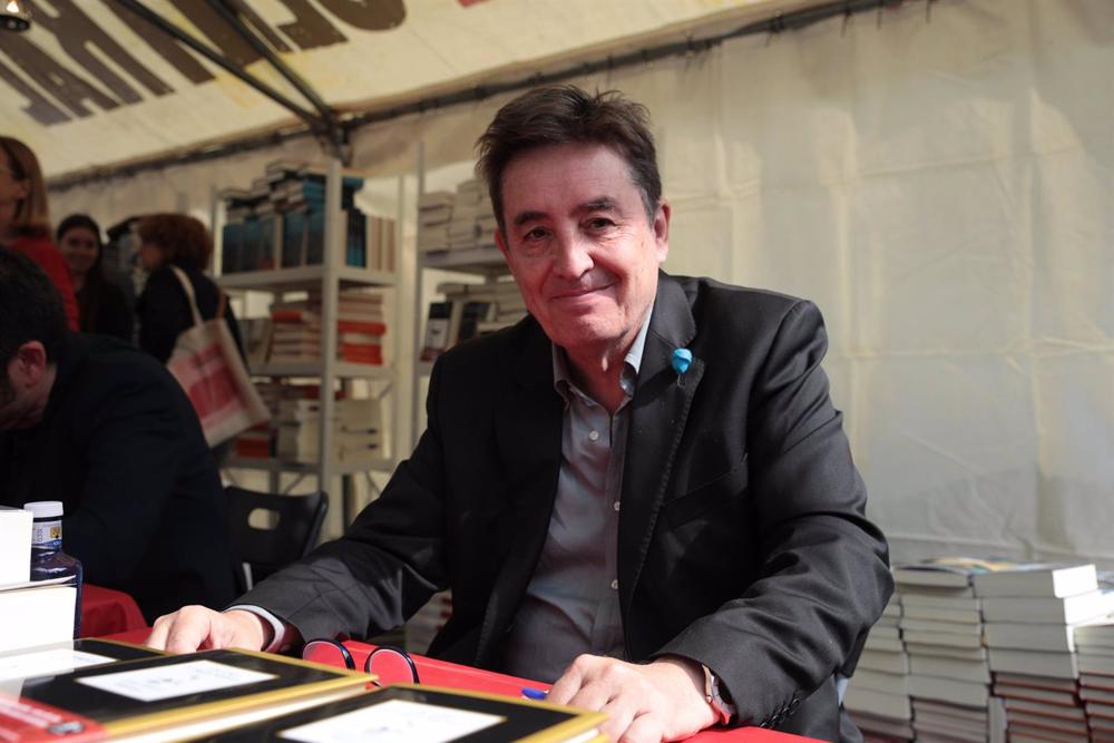 García Montero en la parada de libros García