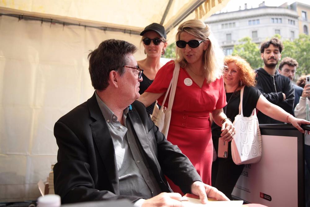 García Montero y Díaz en la parada de libros García