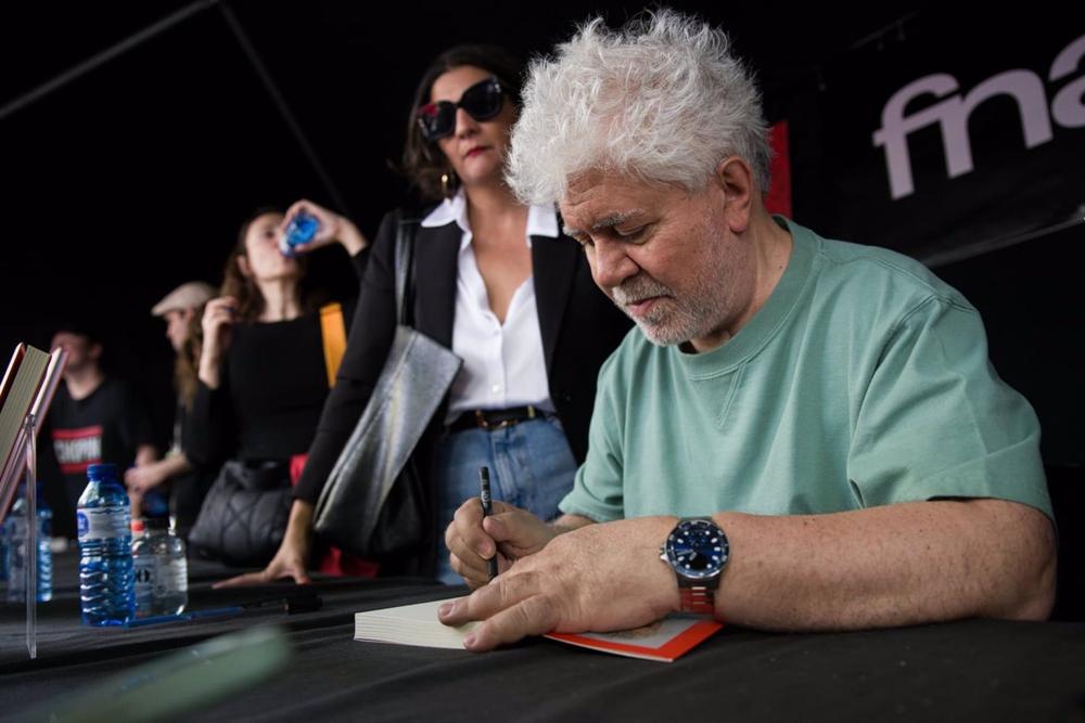 El cineasta Pedro Almodóvar firma libros en Barcelona por Sant Jordi El