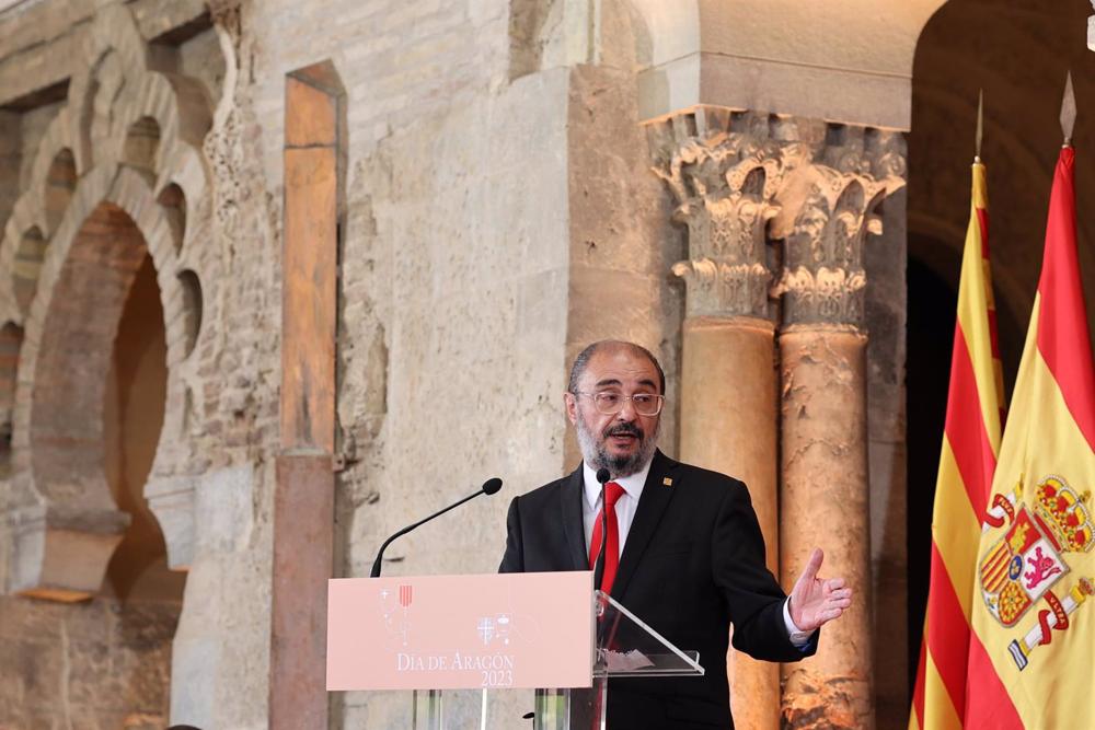 El presidente del Gobierno de Aragón, Javier Lambán, interviene en la celebración del Día de Aragón, en el Palacio de la Aljafería, a 23 de abril de 2023. El