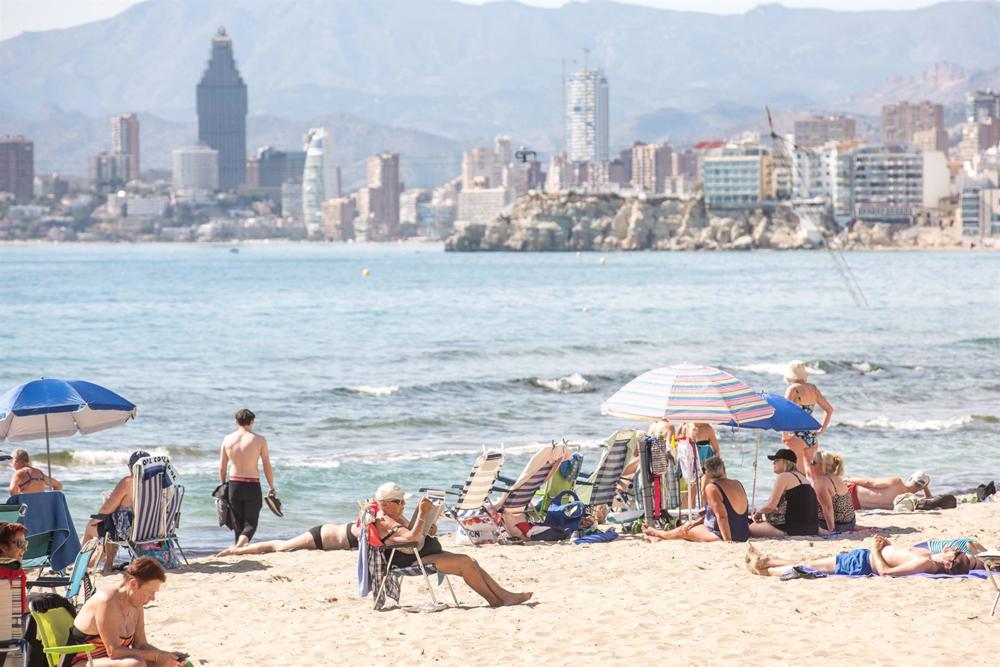 Archivo - Numerosas personas se bañan y toman el sol en la playa de Poniente, a 11 de marzo de 2023, en Benidorm, Alicante, Comunidad Valenciana (España). Archivo