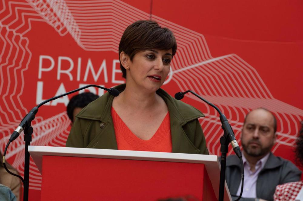 La ministra y portavoz del Gobierno de España, Isabel Rodríguez, interviene durante el acto de presentación de la candidatura del PSOE a la Alcaldía de Haro, en el Hotel Arrope, a 20 de abril de 2023, en Haro, La Rioja (España). Concha Andreu arropa en es La