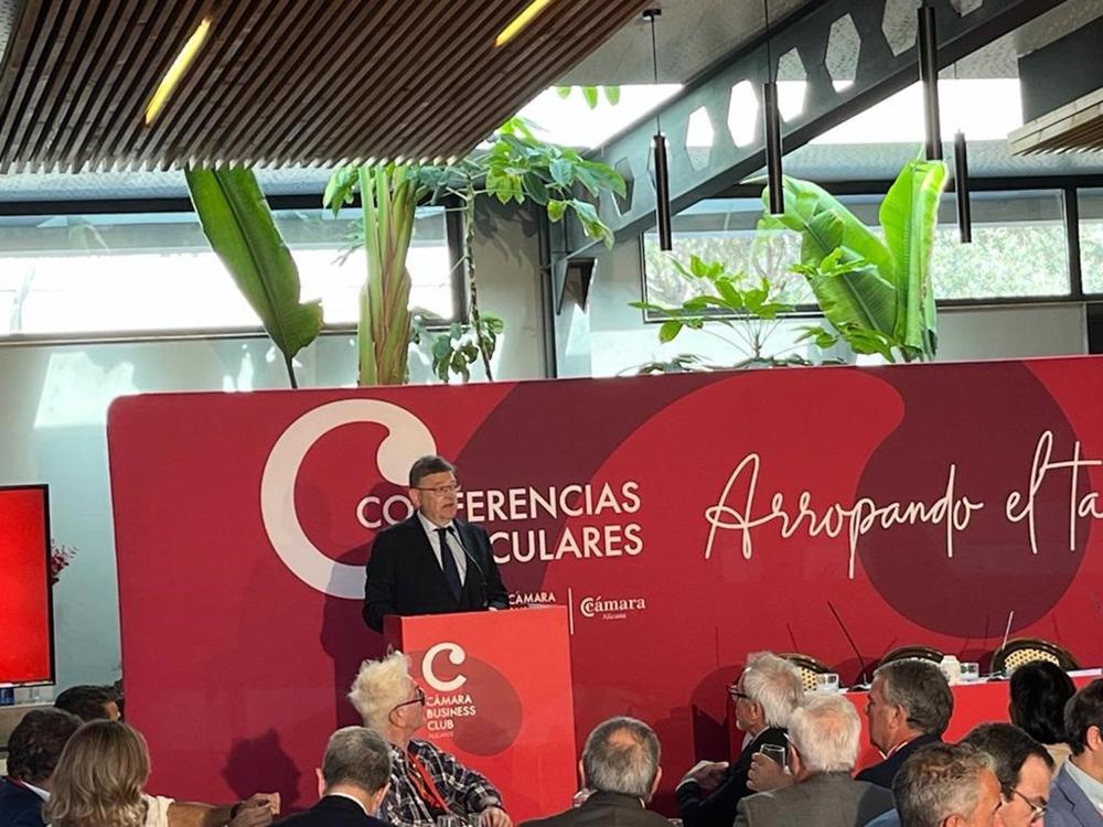 El president de la Generalitat, Ximo Puig, en el ciclo de Conferencias Circulares del Cámara Business Club, de la Cámara de Alicante. El