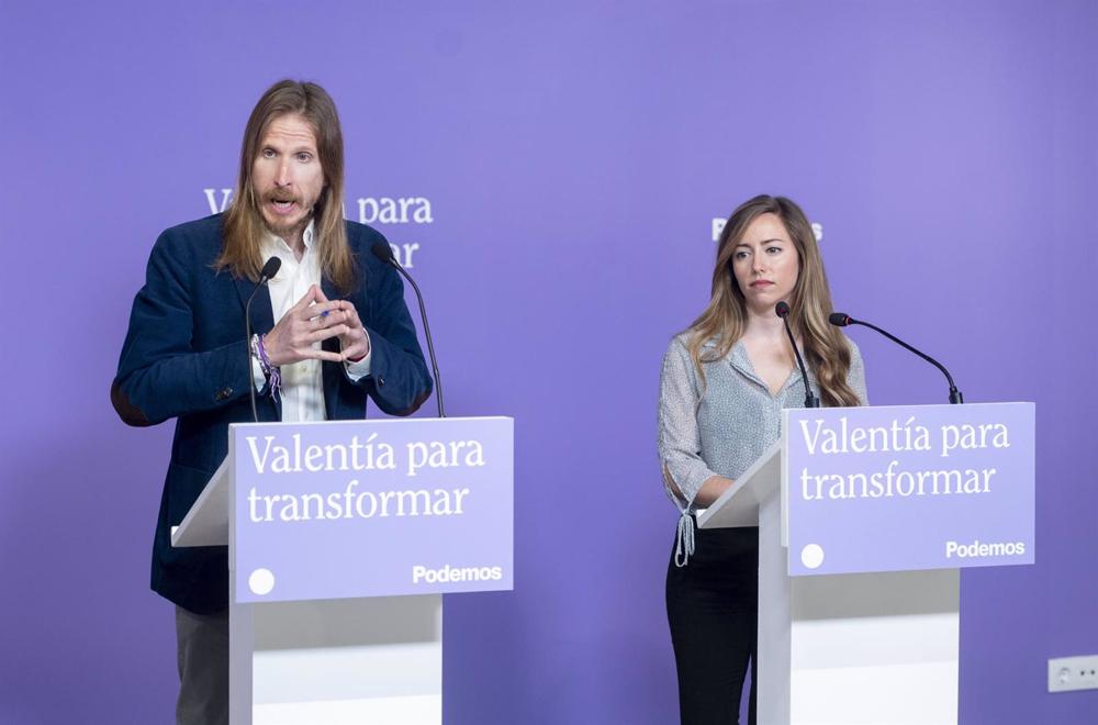 El portavoz de Podemos, Pablo Fernández, y la secretaria de Acción Institucional de Podemos, María Teresa Pérez, ofrecen una rueda de prensa, en la sede de Podemos, a 24 de abril de 2023, en Madrid (España). El