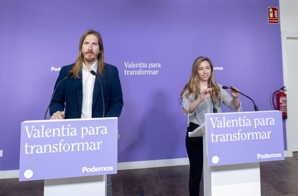 El portavoz de Podemos, Pablo Fernández, y la secretaria de Acción Institucional de Podemos, María Teresa Pérez, ofrecen una rueda de prensa, en la sede de Podemos, a 24 de abril de 2023, en Madrid (España). El