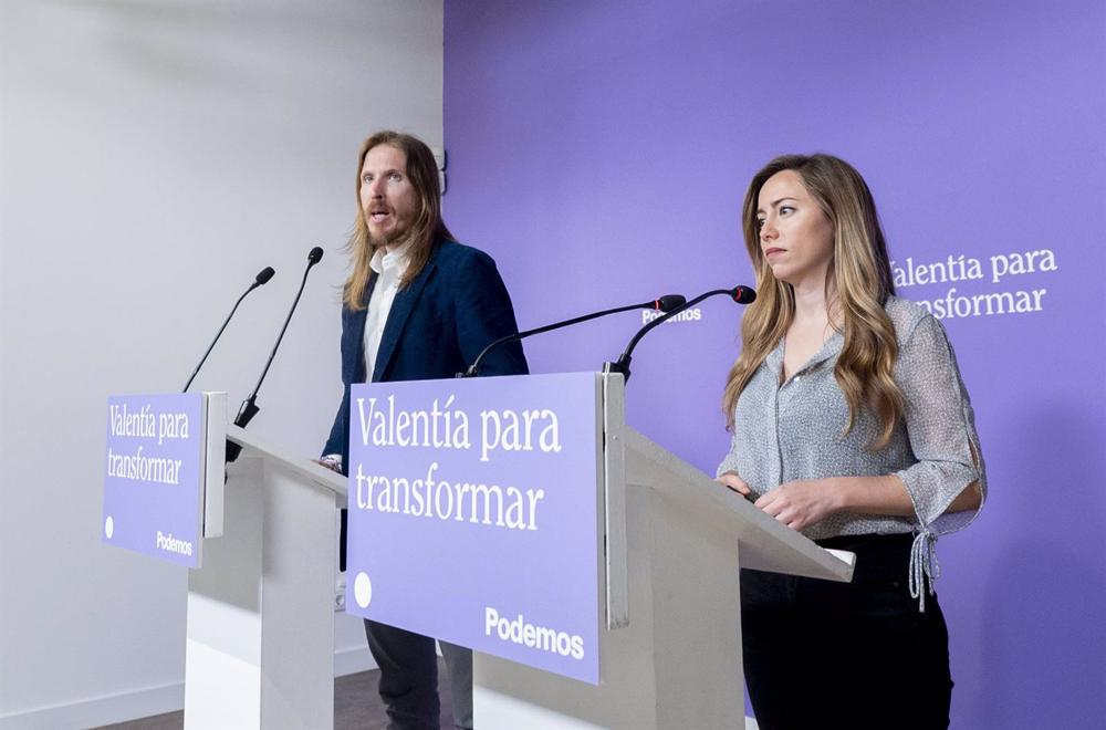 El portavoz de Podemos, Pablo Fernández, y la secretaria de Acción Institucional de Podemos, María Teresa Pérez, ofrecen una rueda de prensa, en la sede de Podemos, a 24 de abril de 2023, en Madrid (España). El