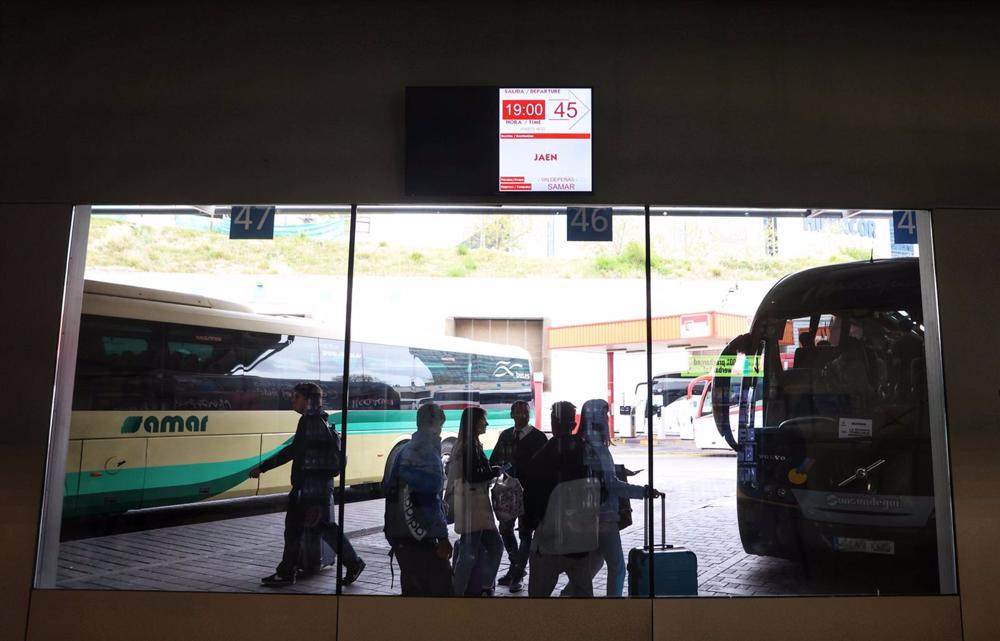 Un grupo de personas frente a un autocar en las inmediaciones de la estación de autobuses de Méndez Álvaro Un
