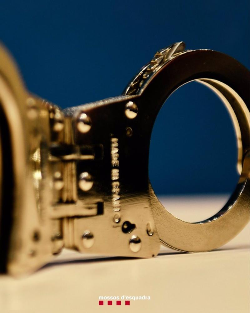 Archivo - Imagen de recurso de unas esposas de los Mossos d'Esquadra Archivo