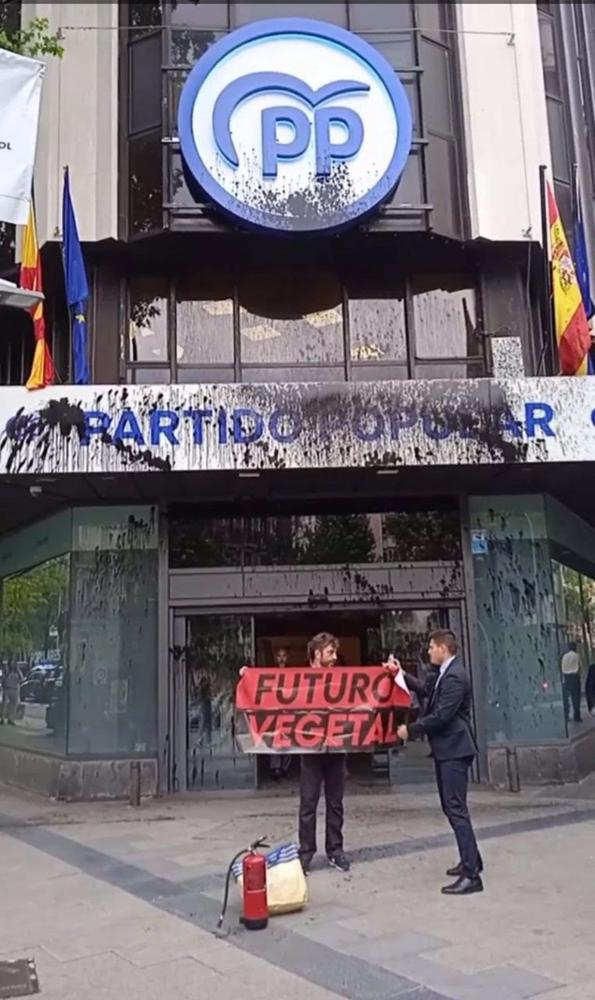 Un miembro de Futuro Vegetal ataca la sede del PP Un