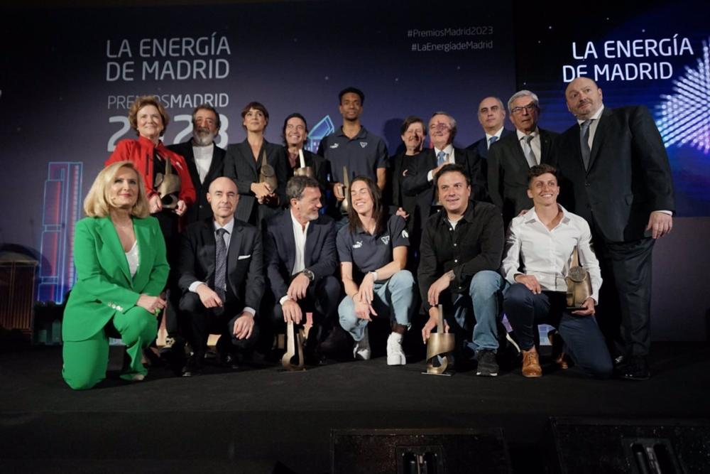 Foto de familia de los galardonados en la XXII edición de los Premios Madridiario Foto