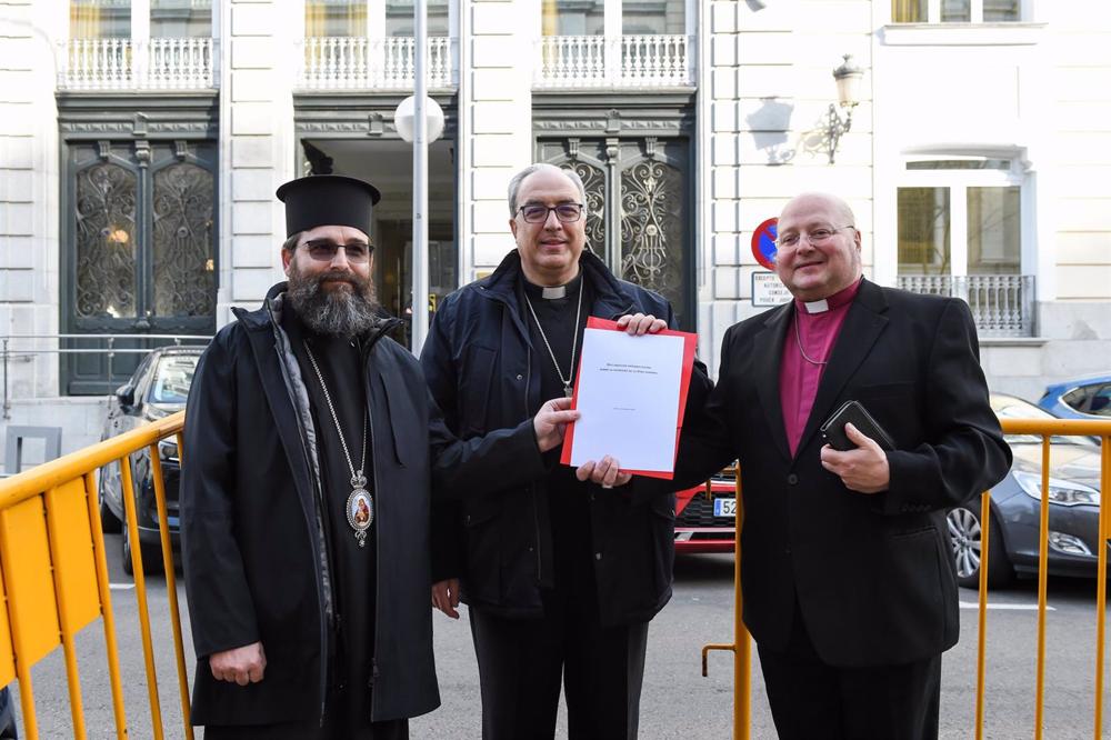Archivo - El representante de la Iglesia ortodoxa del Patriarcado de Rumanía, monseñor Timoteo, el secretario general de la CEE, Francisco César García Magán, y el obispo de la Iglesia Española Reformada Episcopal, Carlos López Lozano, antes de entregar u Archivo
