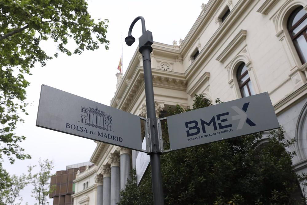 Archivo - Cartel situado en las inmediaciones del Palacio de la Bolsa en Madrid Archivo