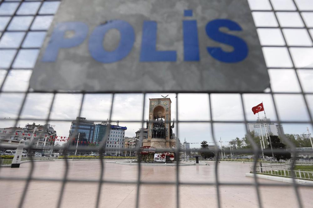 Archivo - Una valla de la Policía de Turquía en una plaza en Estambul Archivo