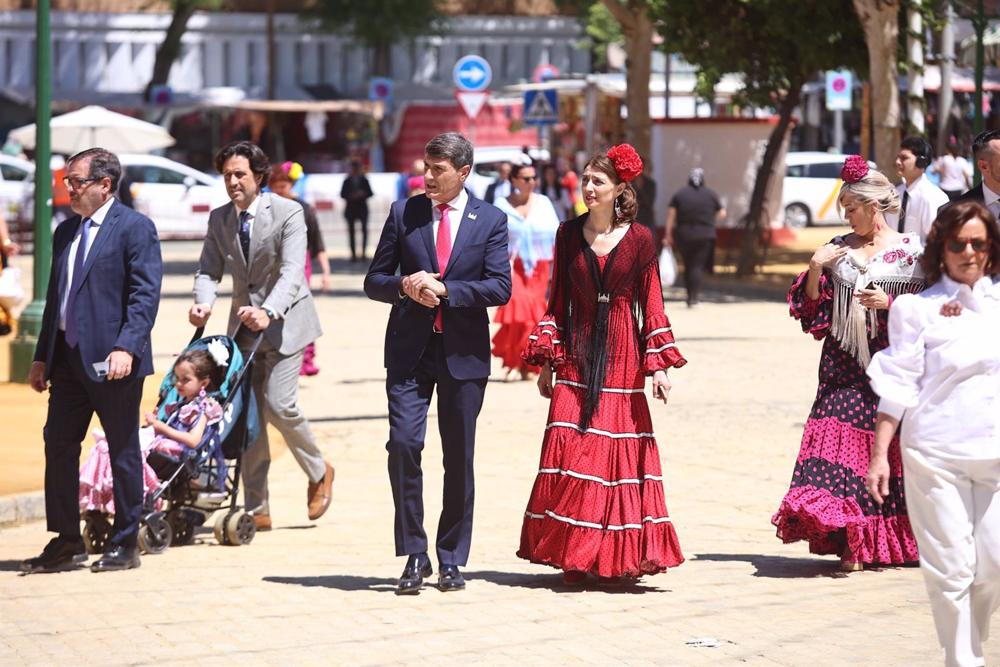 La ministra de Justicia, Pilar Llop, visita La Feria de Abril acompañada por el delegado del Gobierno en Andalucía, Pedro Fernández, a 24 de abril de 2023, en Sevilla, (Andalucía, España). La ministra de Justicia, Pilar Llop, visita las casetas de la Poli La