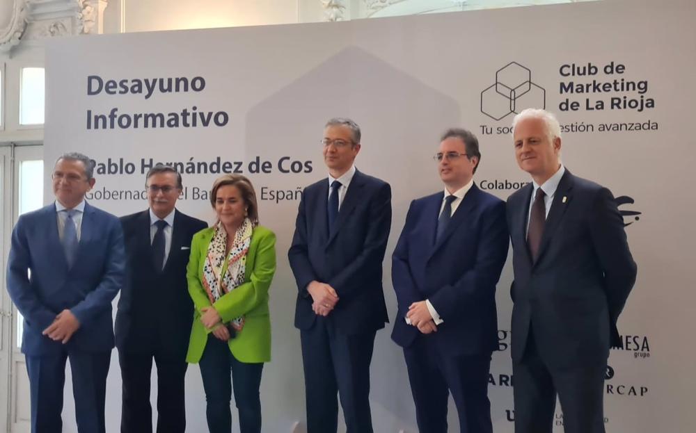 El gobernandor del Banco de España, Pablo Hernández de Cos, junto a autoridades locales y regionales, antes de participar en un desayuno informativo en Logroño El