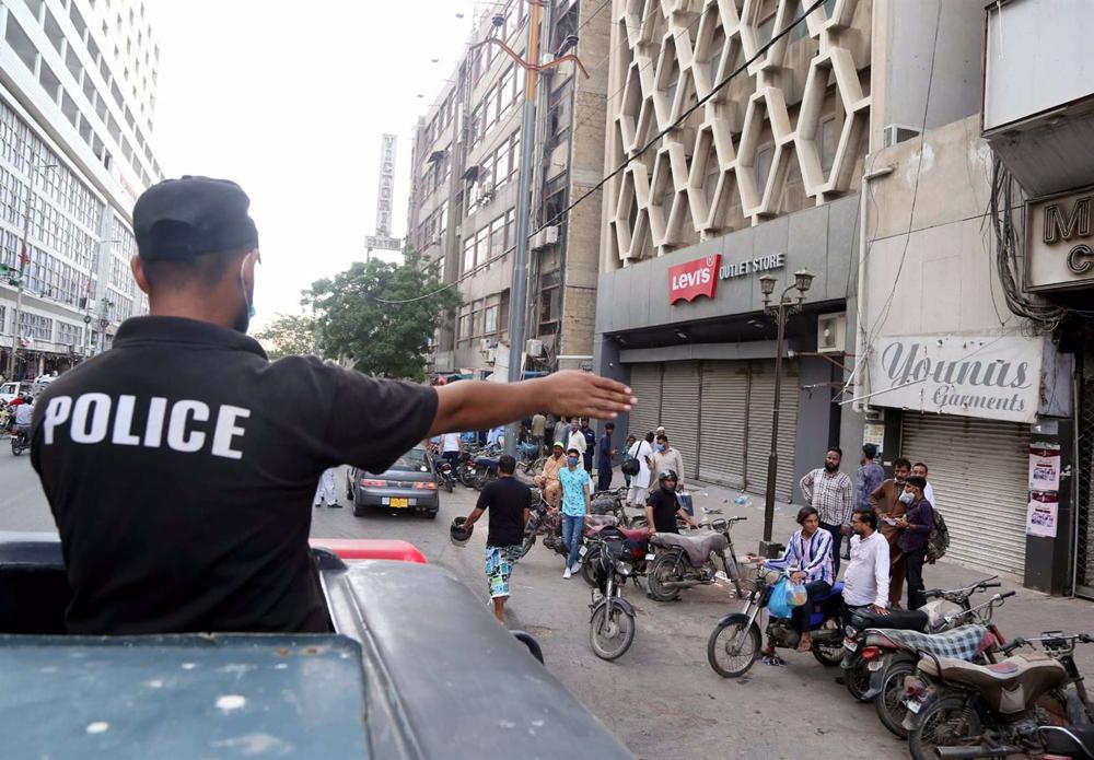 Ya son 16 los fallecidos tras la explosión en una comisaría en el noroeste de Pakistán