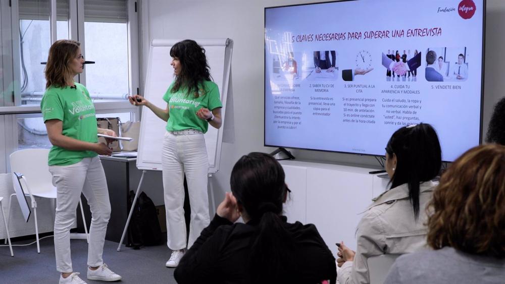 Nota Informativa / Voluntarios De Iberdrola Guían La Formación De Mujeres En Exclusión Junto A La Fundación Integra Nota