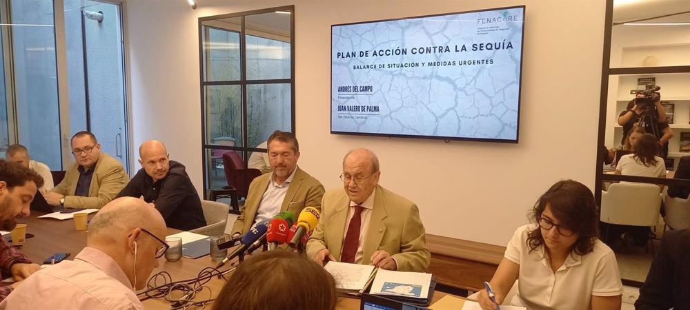 El presidente de Fenacore, Andrés del Campo, y el secretario general de esta organización, Juan Valero de Palma, durante la presentación de su 'Plan de Acción contra la Sequía'. El