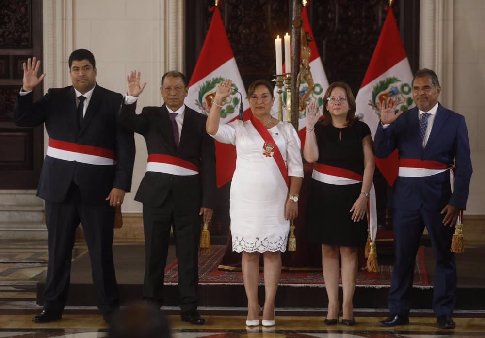 La presidente de Perú Dina Boluarte en la toma de posesión de sus nuevos ministros. El de Trabajo, Antonio Varela Bohórquez; el de Justicia, Daniel Maurate; y la de Educación, Magnet Márquez Ramírez; y el de Comercio y Turismo, Juan Carlos Mathews. La
