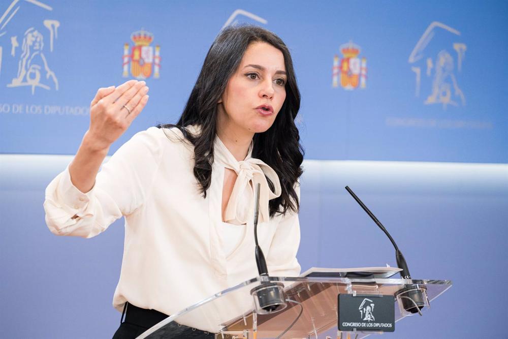 La portavoz de Ciudadanos en el Congreso, Inés Arrimadas, ofrece una rueda de prensa en el Congreso de los Diputados, a 25 de abril de 2023, en Madrid (España). La
