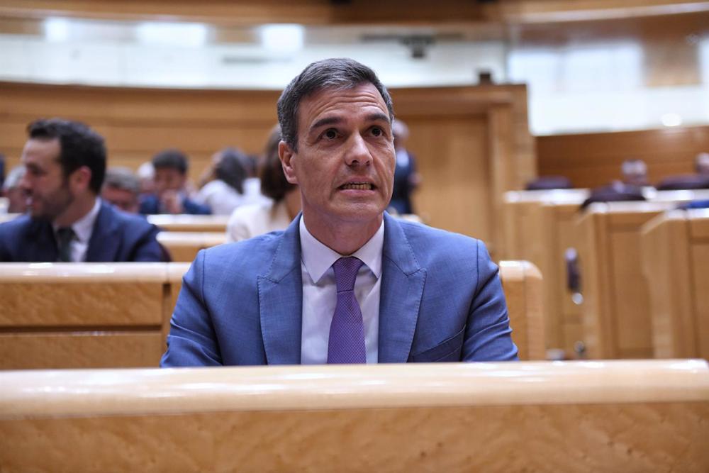 El presidente del Gobierno, Pedro Sánchez, durante un pleno del Senado, a 25 de abril de 2023, en Madrid (España). Sánchez y Feijóo se enfrentan hoy a su cuarto cara a cara en el Pleno del Senado. El debate, a tan solo dos semanas para que arranque oficia El