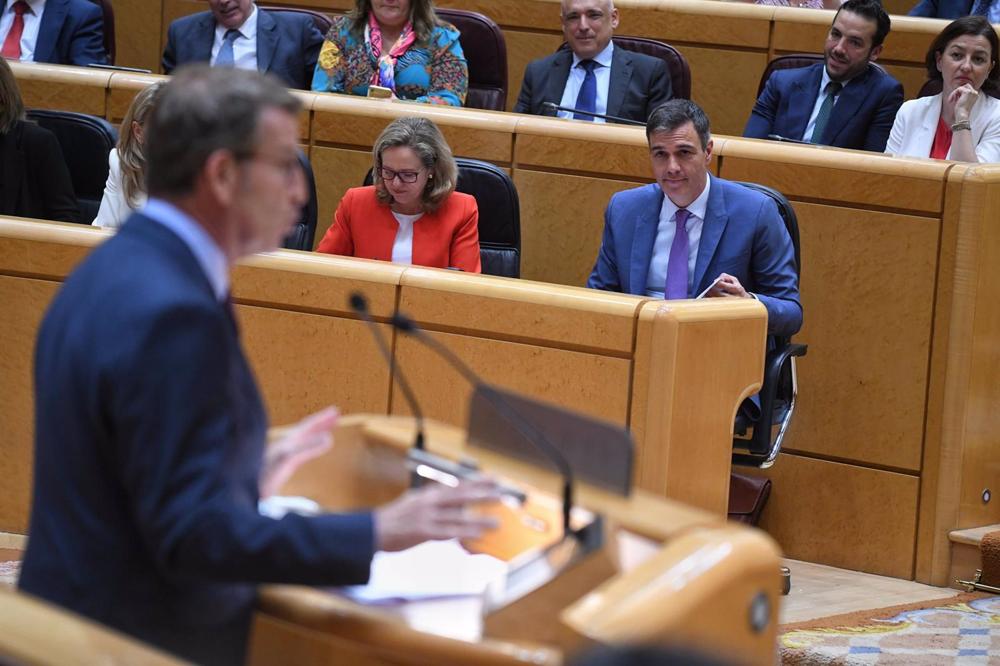 La vicepresidenta primera y ministra de Asuntos Económicos y Transformación Digital, Nadia Calviño, y el presidente del Gobierno, Pedro Sánchez, durante un pleno del Senado, a 25 de abril de 2023, en Madrid (España). La