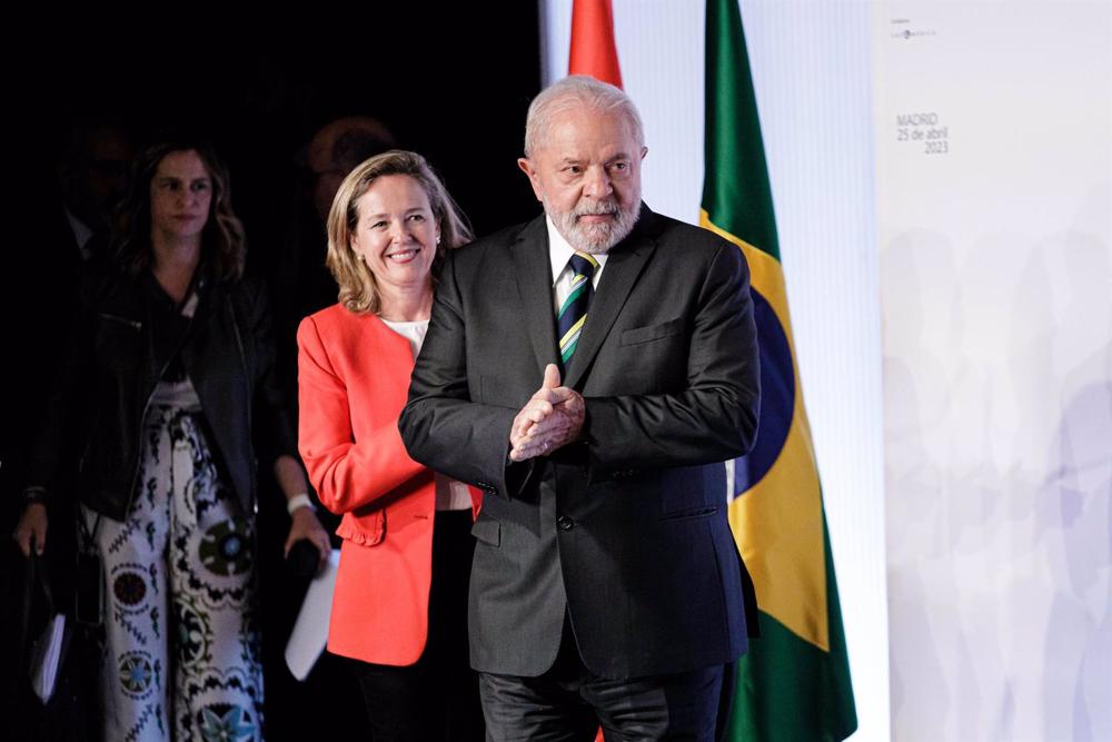 El presidente de la República de Brasil, Luiz Inácio Lula da Silva, y la vicepresidenta primera del Gobierno y ministra de Asuntos Económicos y Transformación Digital, Nadia Calviño, durante la clausura del Encuentro Empresarial España-Brasil El