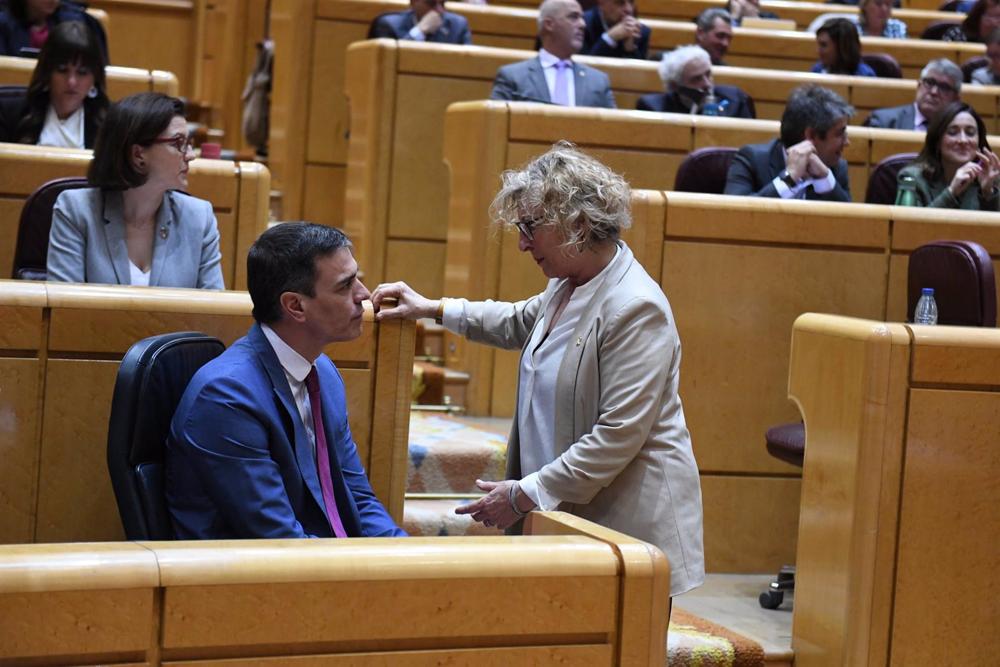 Archivo - El presidente del Gobierno, Pedro Sánchez, y la senadora por ERC, Mirella Cortes, durante una sesión de control al Gobierno en el Senado, a 21 de febrero de 2023, en Madrid (España). Durante la sesión, el PP ha aludido a la división que existe, Archivo