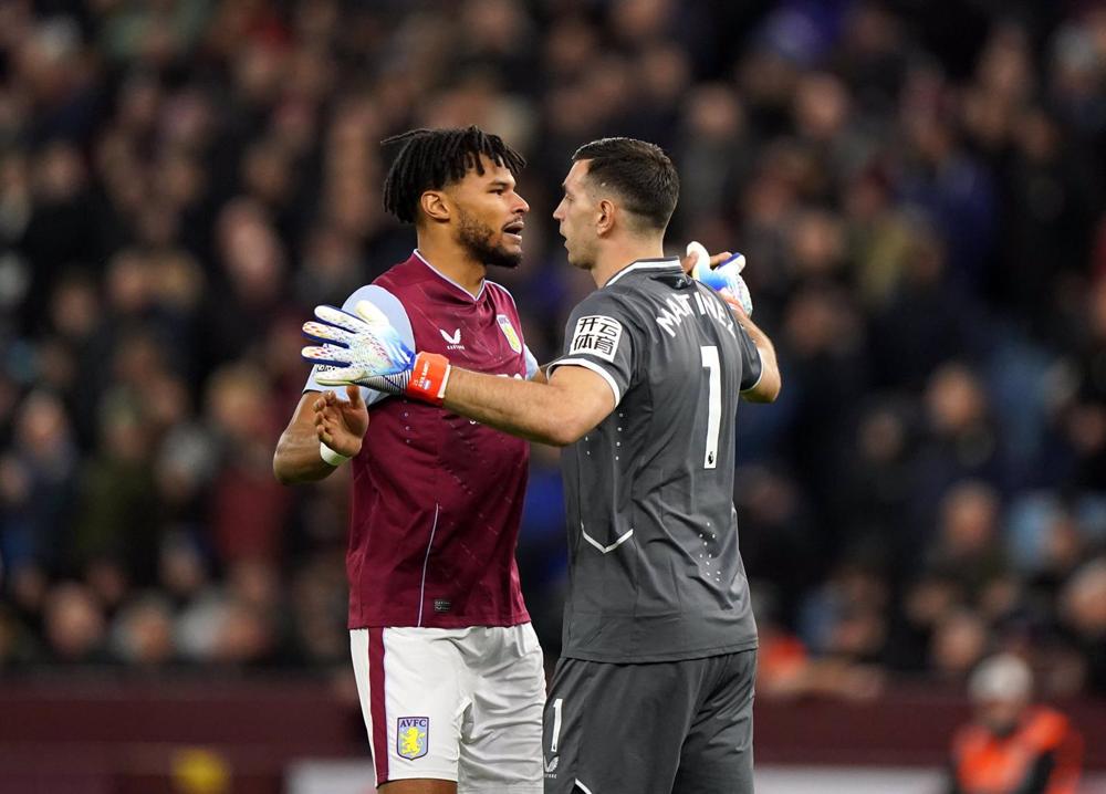 Archivo - 04 January 2023, United Kingdom, Birmingham: Aston Villa's Tyrone Mings and goalkeeper Emiliano Martinez before the English Premier League soccer match between Aston Villa and Wolverhampton Wanderers at Ashton Gate. Photo: Tim Goode/PA Wire/dpa Archivo
