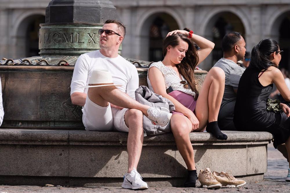 Dos personas se sientan al sol, a 24 de abril de 2023, en Madrid (España). Una masa de aire marítimo procedente del Atlántico subtropical ha generado una ola de calor que anticipa las temperaturas propias de verano en España. Dos