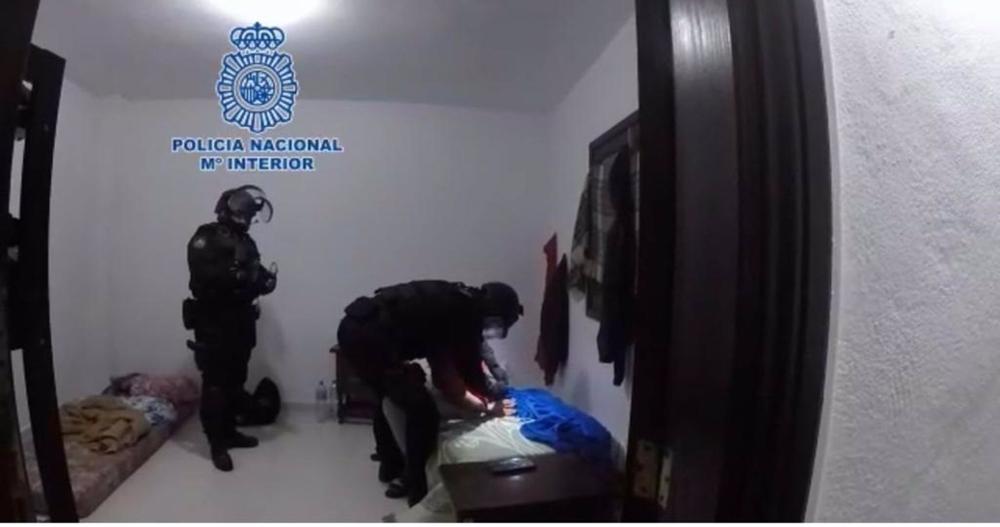 Agentes de la Policía Nacional durante la detención de los cinco presuntos autores del asesinato de un hombre en Arrecife (Lanzarote) Agentes