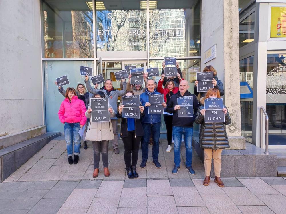 Archivo - Personal de Inspección de Trabajo en una concentración el pasado mes de febrero Archivo